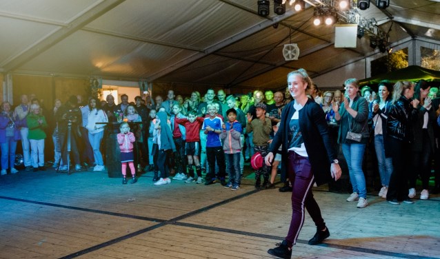 Laura Smulders op weg naar het podium.