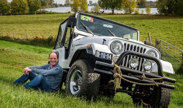 Xander Harbers met zijn Jeep.