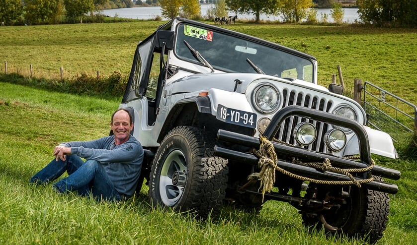 Xander Harbers met zijn Jeep.