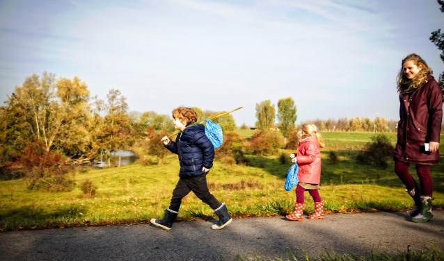Met een knapzakje op pad door de Appelternse natuur.