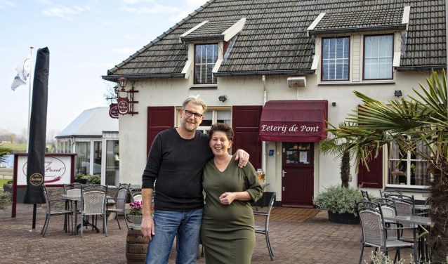 Armand van Duiven en Esther van Ruth voor Eeterij de Pont.