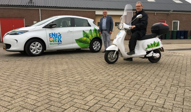 Wethouder piet de Klein en Stefan Reijers met elektrische auto en scooter.