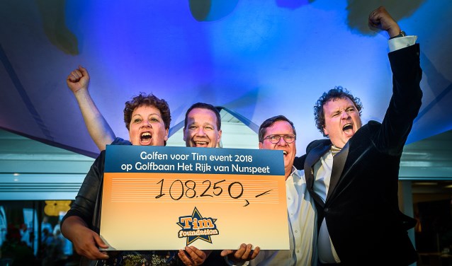 De ouders van Tim nemen de cheque in ontvangst.