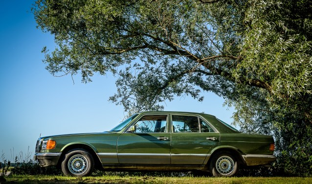 De Mercedes 380 SE van Joop Nass.