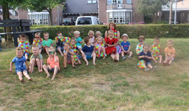 Juffrouw Petra te midden van haar peuters.