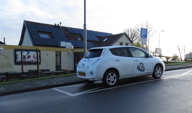 De dorpsauto op de standplaats in Appeltern.