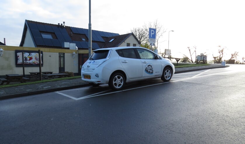 De dorpsauto op de standplaats in Appeltern.
