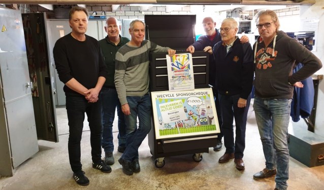 Ondernemer Marcel Diks(links) met de vrijwilligers van het Repair Café Beuningen. Van links naar rechts: Marcel Diks, Sjaak Geurts, Henk Struike, Fred Gelsing, Henk Vierboom en Andre van Ekeren