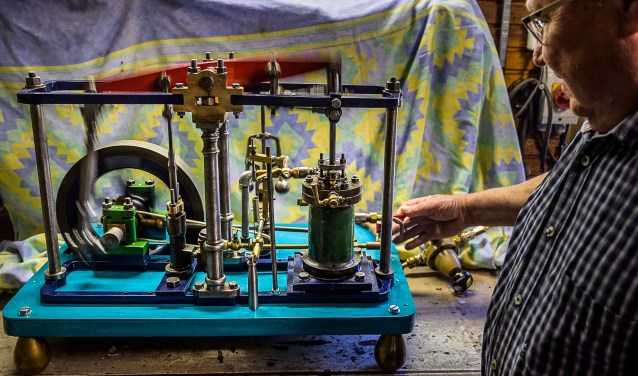 Henk Buiteman met de gerestaureerde modelstoommachine.