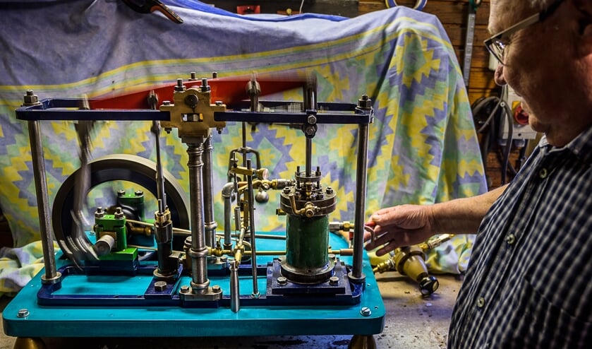 Henk Buiteman met de gerestaureerde modelstoommachine.