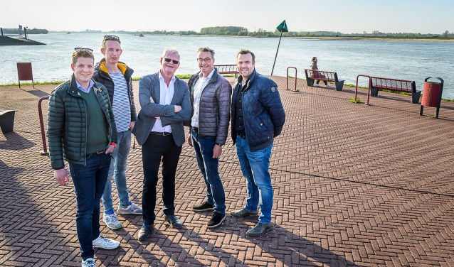 V.l.n.r. Ruben Schiks, Joris Bos, Harry Jol, Paul van Rossum en Niels Gijsbers.
