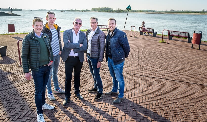V.l.n.r. Ruben Schiks, Joris Bos, Harry Jol, Paul van Rossum en Niels Gijsbers.