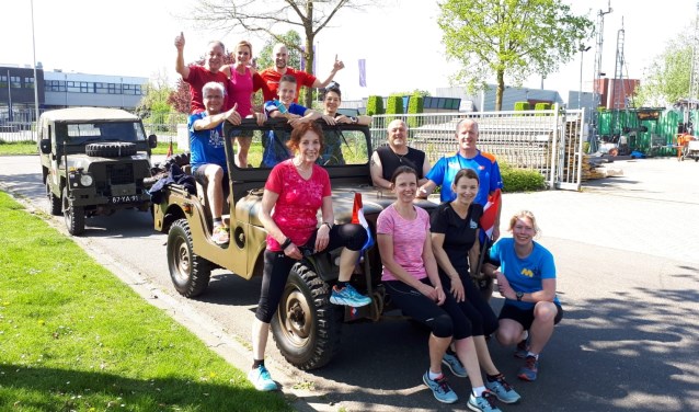 De lopers die op 5 mei het bevrijdingsvuur naar Druten brengen.