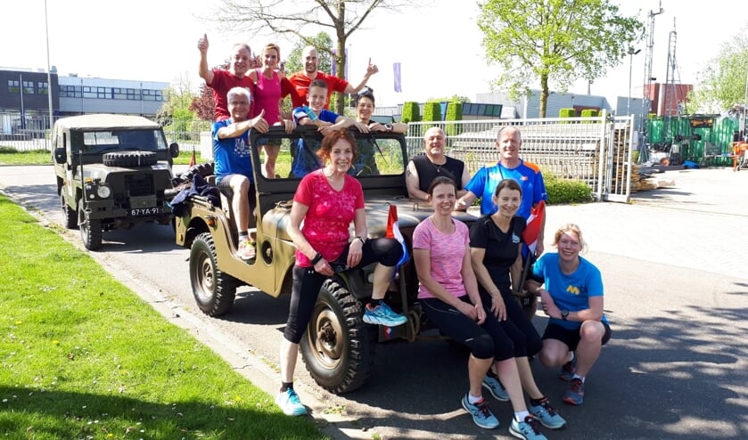 De lopers die op 5 mei het bevrijdingsvuur naar Druten brengen.
