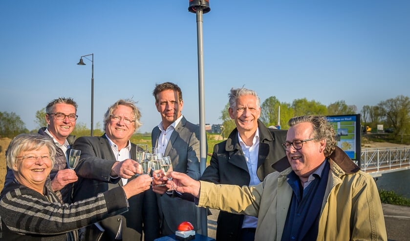 Maandag 15 april werd geproost op de officiële start van de pleisterplaats.