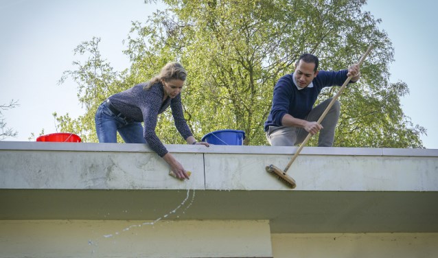 Coördinator Marvin Glasius en Patula Kolvenbach maken het pand gereed.