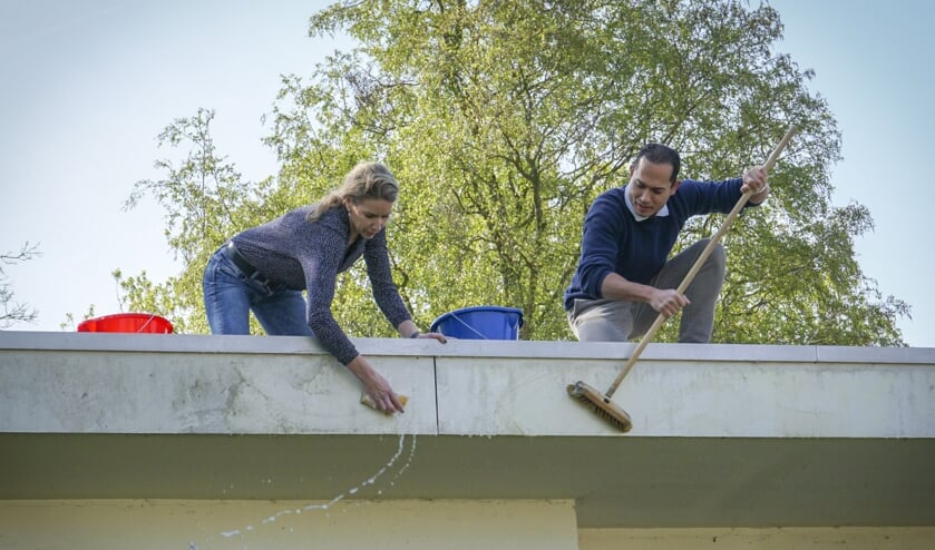 Coördinator Marvin Glasius en Patula Kolvenbach maken het pand gereed.