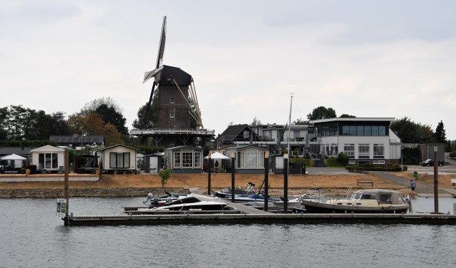 Uitzicht op caravans op camping Moelnstrand in Maasbommel.