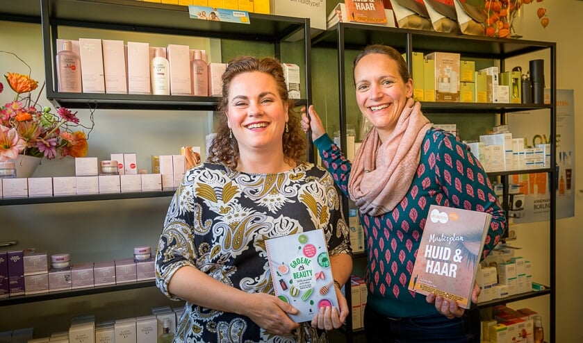 Nadine en Jantine van Drogisterij van der Wielen. Foto: John van Gelder.