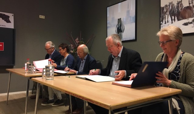 V.l.n.r. René Smits (Stromenland), Lia van Meegen (SPOM), Eddy Brunekreeft (SPOM), Sjef van Elk (gemeente Druten) en Ingrid de Bonth (GGD)