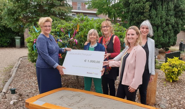 Lion Fransen overhandigt de cheque aan de werkgroep Ver