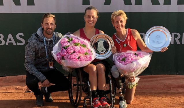 Marjolein Buis (midden) met haar coach Wouter Kropman (links) en dubbelpartner Sabine Ellerbrock (rechts) na de dubbelspelfinale.