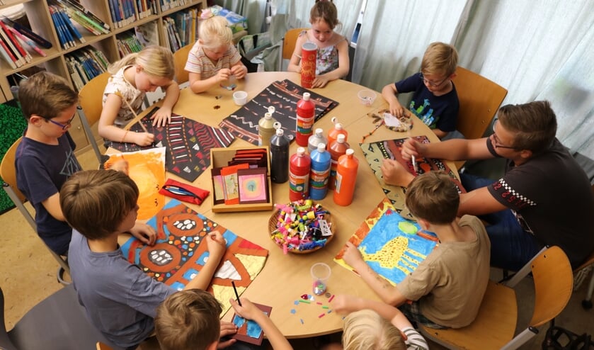 Leerlingen zijn druk bezig met de werkstukken.