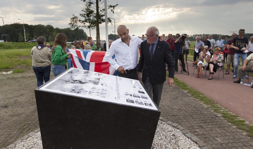 Onthulling monument Lancaster 2016 met Tim Barlow en wijlen Ab Bruisten.