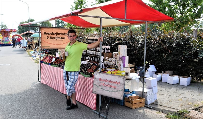 Joost Kooijmans bij zijn eigen kraam op de zomerbraderie vorig jaar.