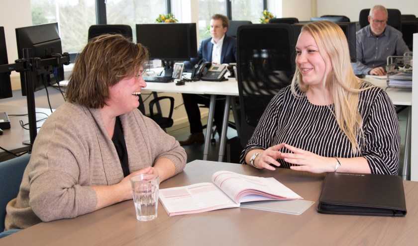 Nathalie van den Hurk (rechts) met een cursist.
