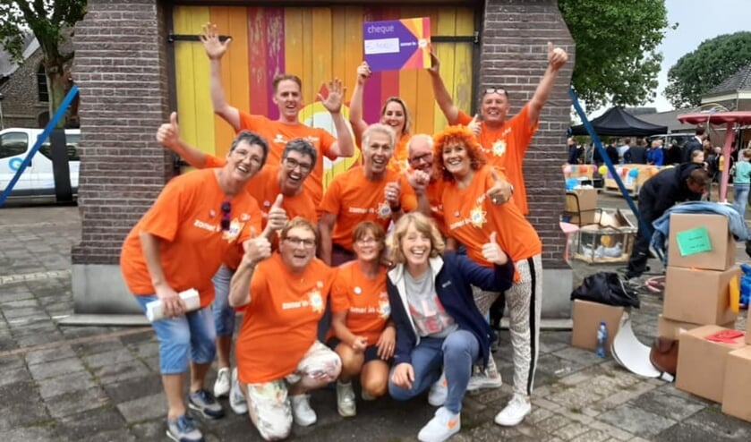 Team Alphen met presentatrice Angelique Krüger.