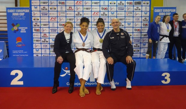 Noa met haar bronzen medaille, Kim met de gouden medaille | Fotonummer: bf79a8