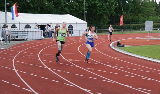 Marianne (r) met Fleur de Jong op de 200 meter | Fotonummer: 37915e