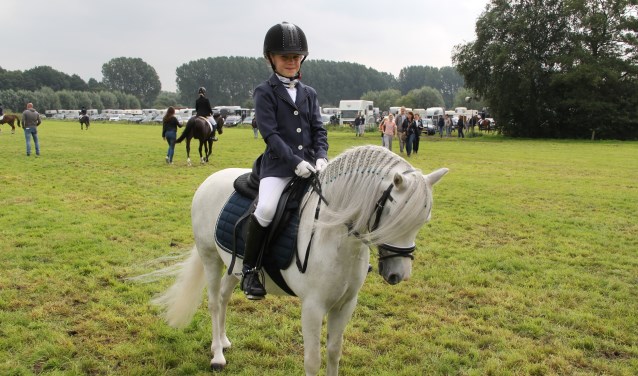 Kyra Eekels met haar pony Sara | Fotonummer: 9e9c79