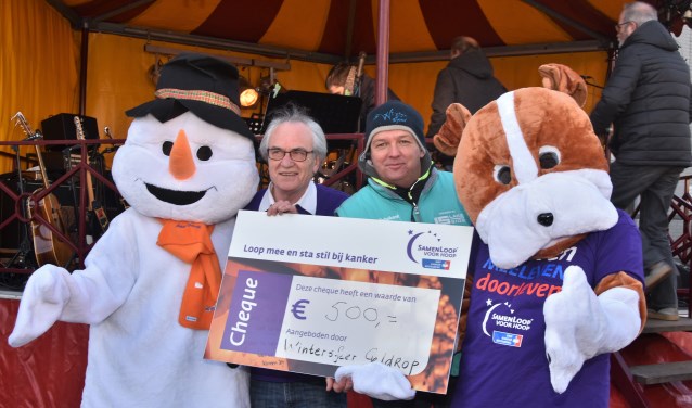 De overhandiging van de cheque aan voorzitter René van Eck van SamenLoop voor Hoop | Fotonummer: 5d835c