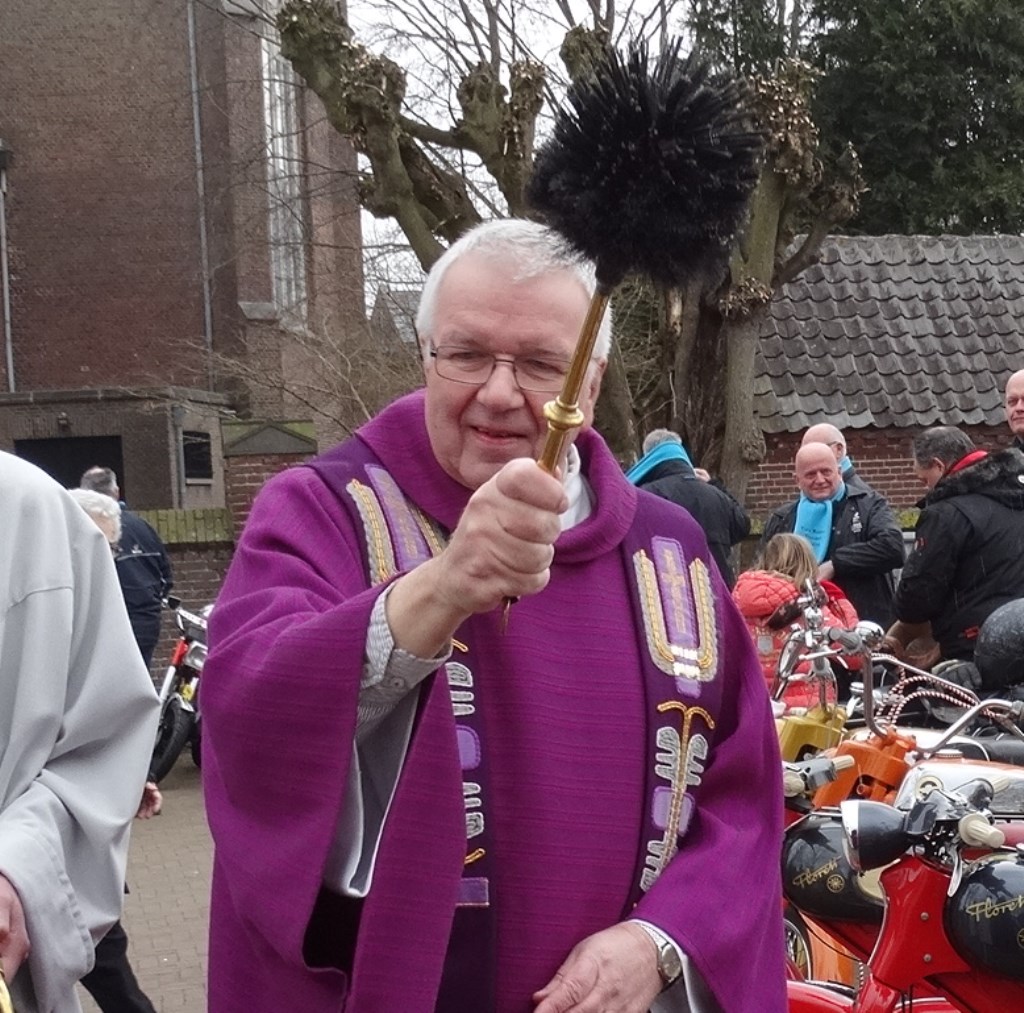 Inzegening oldtimer bromfietsen op het Mierlose kerkplein op 10 maart 2018 | Fotonummer: a5490d