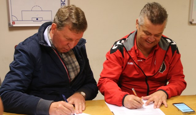 Ondertekening van het contract door voorzitter Frank van Campfort (l) en Jeroen van der Schoot (r) | Fotonummer: 89e7c8