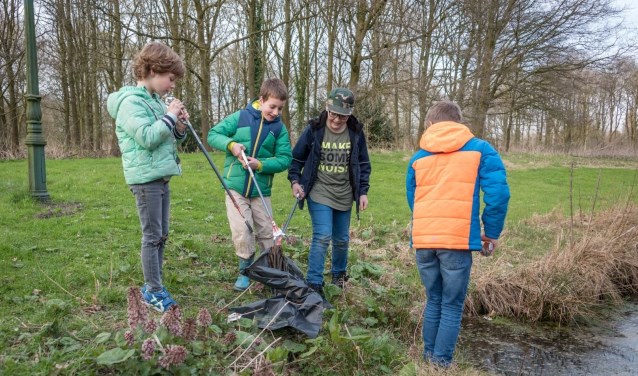 IVN-Jeugd die onder andere plastic prikt langs de Kleine Dommel | Fotonummer: a7ab08