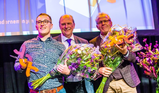V.l.n.r. Rick Meesters (Albert Heijn Mierlo), René Walenberg (Algemeen directeur Senzer) en Wim Olde Hampsink (HEMA Deurne & Mierlo) | Fotonummer: 35604e