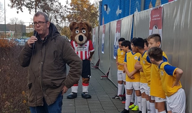 Wethouder Looijmans samen met mascotte Phoxy en de jongens van Braakhuizen United | Fotonummer: c5c2b2