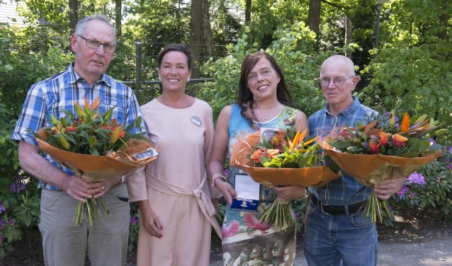 V.l.n.r.: Bert Hendrix, Marion van Zoom (directeur van Ananz), Corine Houben-Vrijsen en Jo Adriaens | Fotonummer: f5de82