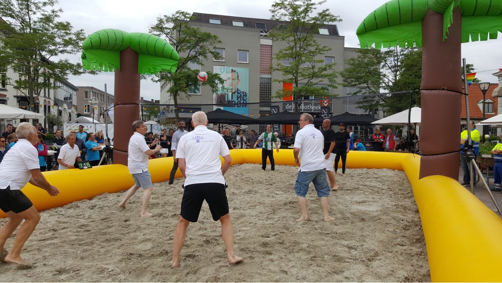 Het college tegen het Horecateam | Fotonummer: 0967e3