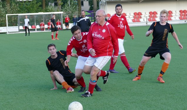 Al 40 jaar neemt Jan Eijkemans deel aan het Straatvoetbal | Fotonummer: 197af8