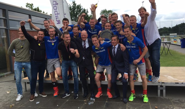 Heren 1 van Hockey Geldrop samen met Willy van de Kerkhof | Fotonummer: ff45b4