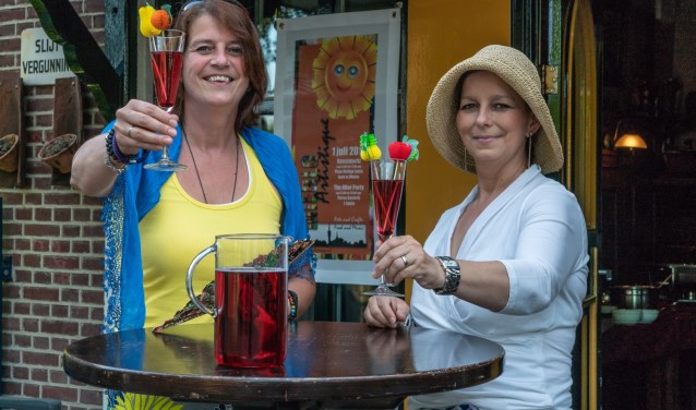 Margot van der Wiel (r) en Manuela Brouwers (r) zijn klaar voor de tweede editie | Fotonummer: 106ab4