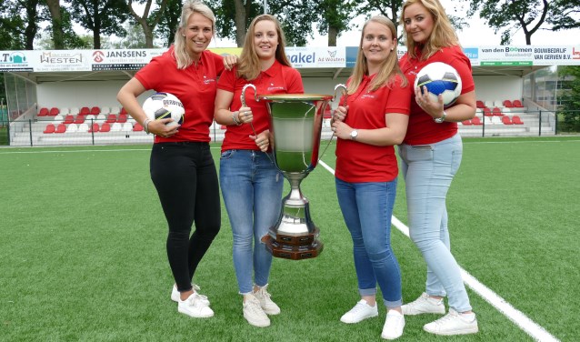 Voetbalvrouwen organiseren Mierloos Straatvoetbaltoernooi V.l.n.r. Manou van der Linden, La-Vie Vinken, Marloes Coolen en Lisan Leenen | Fotonummer: 89bbc9