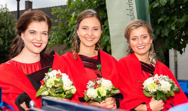 Kersenkoningin Michelle te midden van haar hofdames Irene (l) en Lieke (r) | Fotonummer: 9f39f4