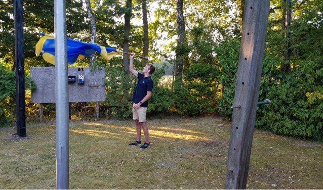 Tijs aan het oefenen voor de vendelgroet | Fotonummer: d9b8c0