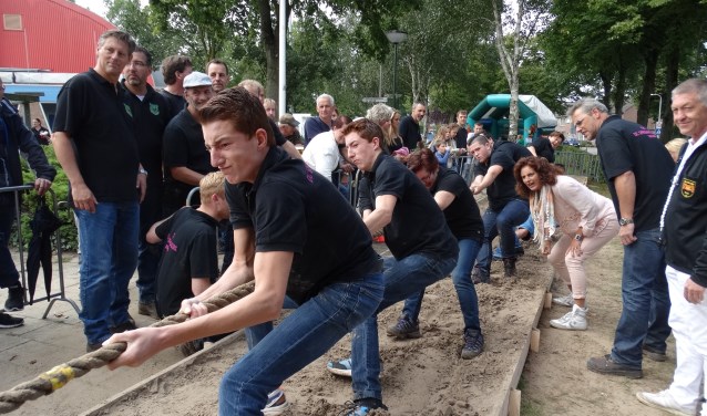 Met vereende krachten wordt aan het touw getrokken | Fotonummer: a417a2