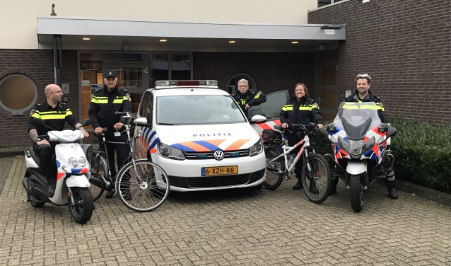 Jeroen de Weijer (is inmiddels vertrokken naar Eindhoven, zijn wijk (Coevering) wordt tijdelijk waargenomen door Erwin Hofs. Erwin staat niet op de foto) Johan den Ouden (Zesgehuchten, Genoenhuis, Hoog Geldrop Gijzenrooi) Jan Peters (Centrum Geldrop + Akert) Inge van der Wou (Skandia/Hulst/Braakhuizen-noord/Spaarpot) Matthew Jansen (Mierlo) Michiel Goos ontbreekt (Braakhuizen-Zuid) | Fotonummer: b97961